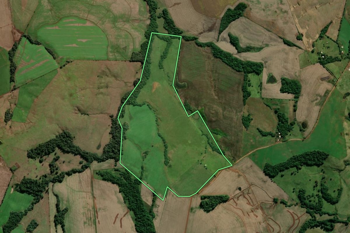 Imagem de satélite do imóvel rural em Caibaté (RS), com o contorno declarado no CAR desenhado por cima.