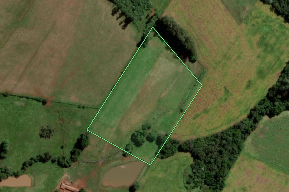 Imagem de satélite do imóvel rural em Caibaté (RS), com o contorno declarado no CAR desenhado por cima.