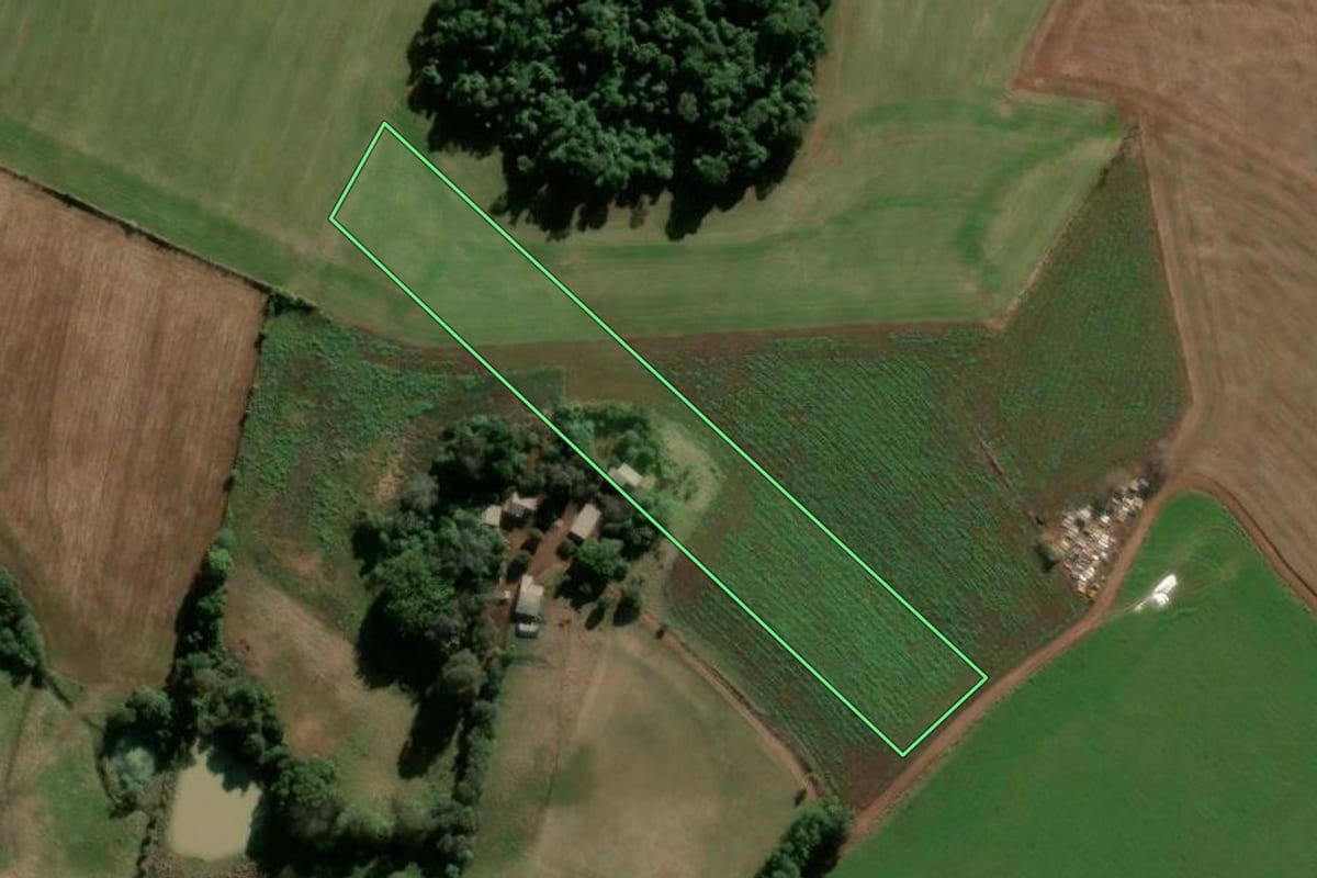 Imagem de satélite do imóvel rural em Caibaté (RS), com o contorno declarado no CAR desenhado por cima.