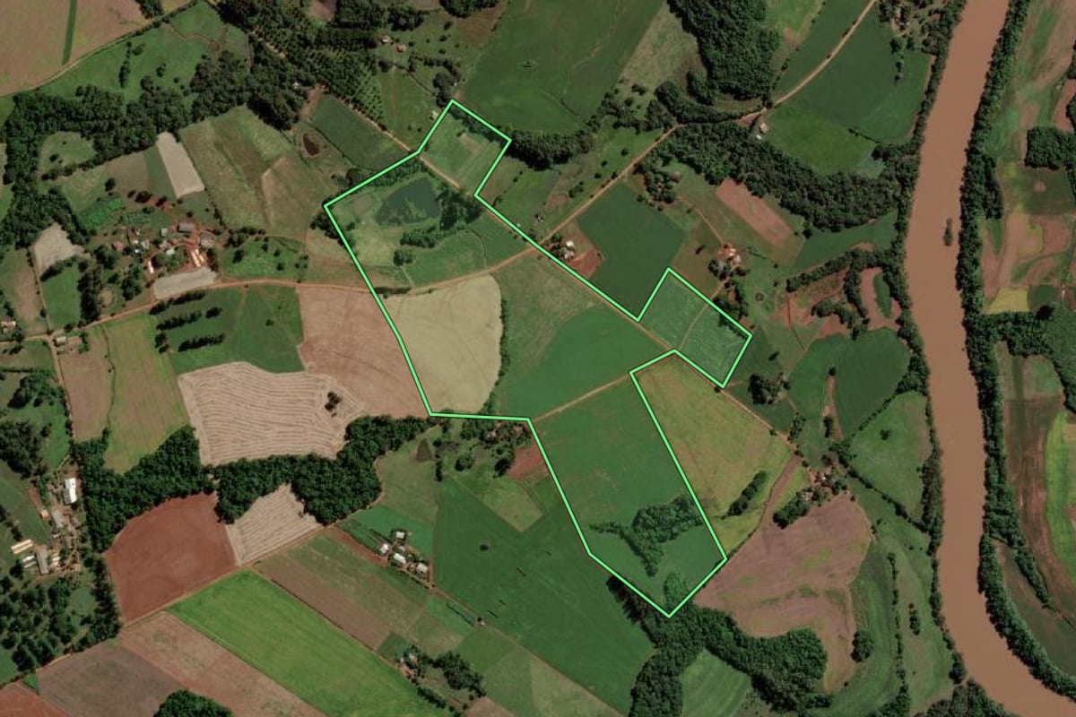 Imagem de satélite do imóvel rural em Caibaté (RS), com o contorno declarado no CAR desenhado por cima.