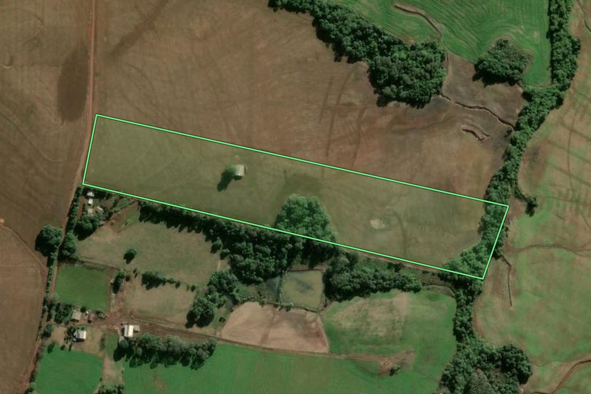 Imagem de satélite do imóvel rural em Caibaté (RS), com o contorno declarado no CAR desenhado por cima.
