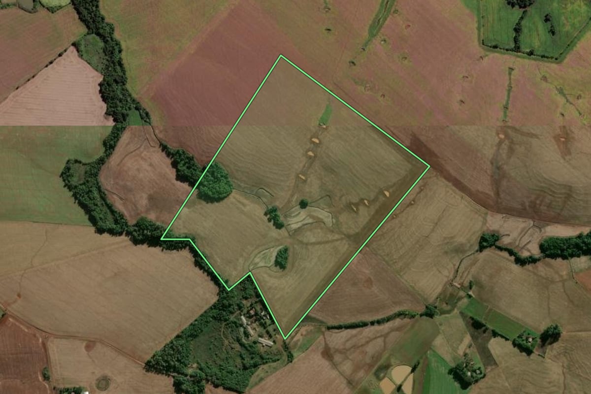 Imagem de satélite do imóvel rural em Caibaté (RS), com o contorno declarado no CAR desenhado por cima.