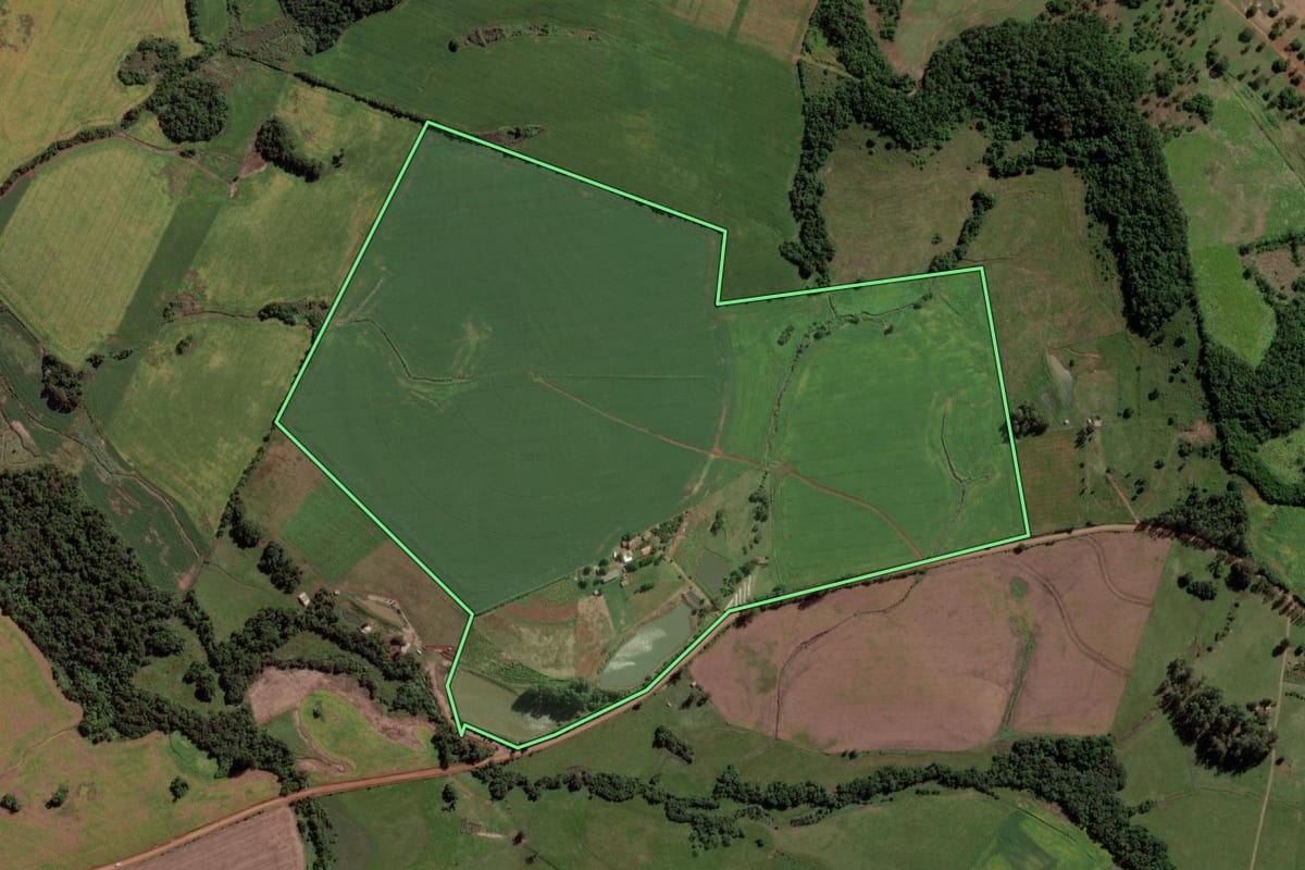 Imagem de satélite do imóvel rural em Caibaté (RS), com o contorno declarado no CAR desenhado por cima.