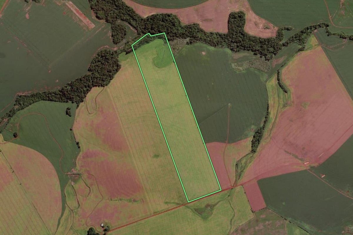 Imagem de satélite do imóvel rural em Caibaté (RS), com o contorno declarado no CAR desenhado por cima.