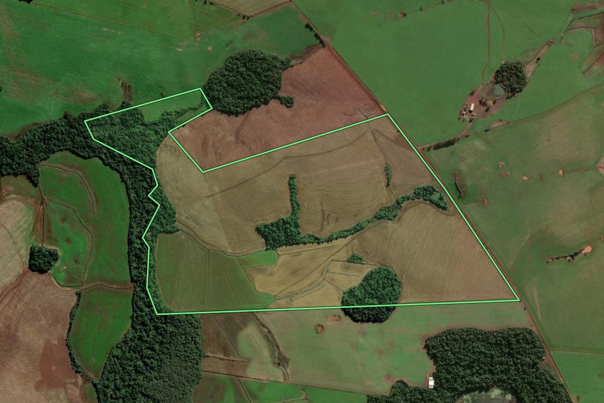 Imagem de satélite do imóvel rural em Caibaté (RS), com o contorno declarado no CAR desenhado por cima.