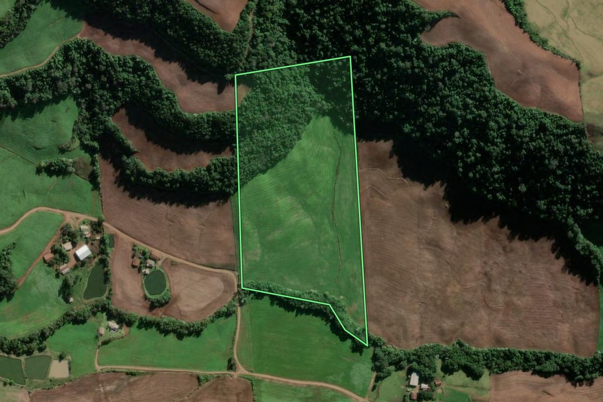 Imagem de satélite do imóvel rural em Caiçara (RS), com o contorno declarado no CAR desenhado por cima.