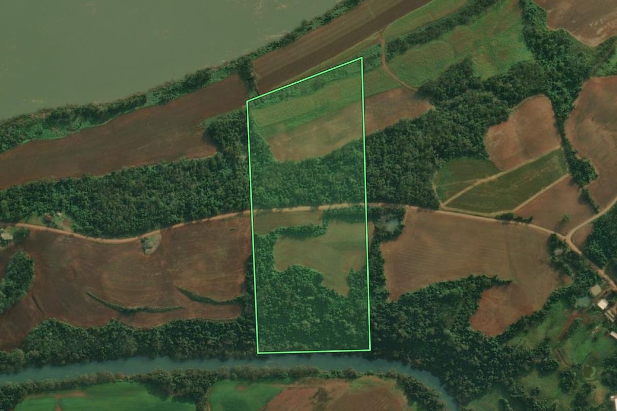 Imagem de satélite do imóvel rural em Caiçara (RS), com o contorno declarado no CAR desenhado por cima.