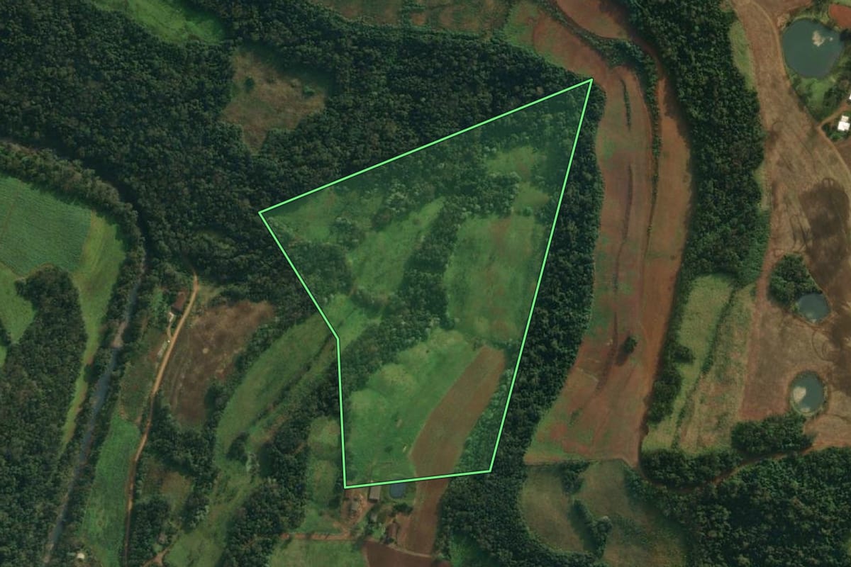 Imagem de satélite do imóvel rural em Caiçara (RS), com o contorno declarado no CAR desenhado por cima.
