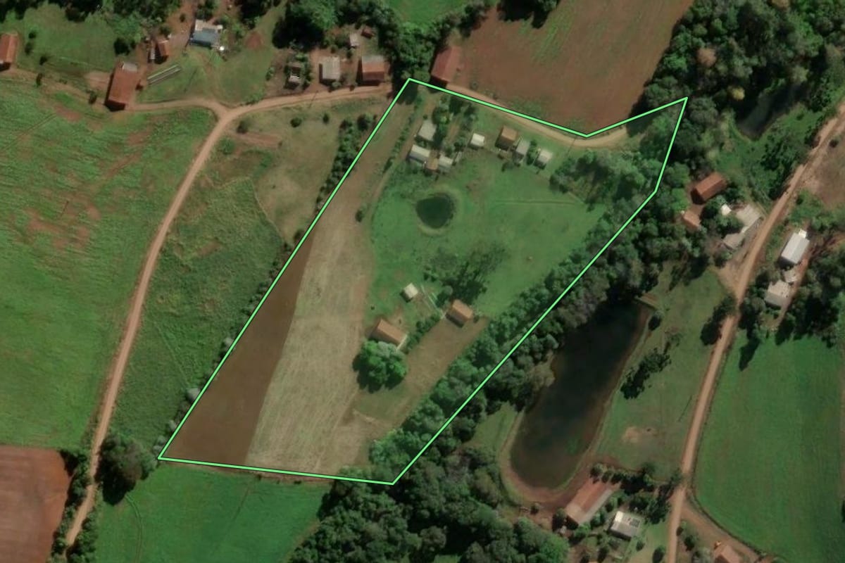 Imagem de satélite do imóvel rural em Caiçara (RS), com o contorno declarado no CAR desenhado por cima.