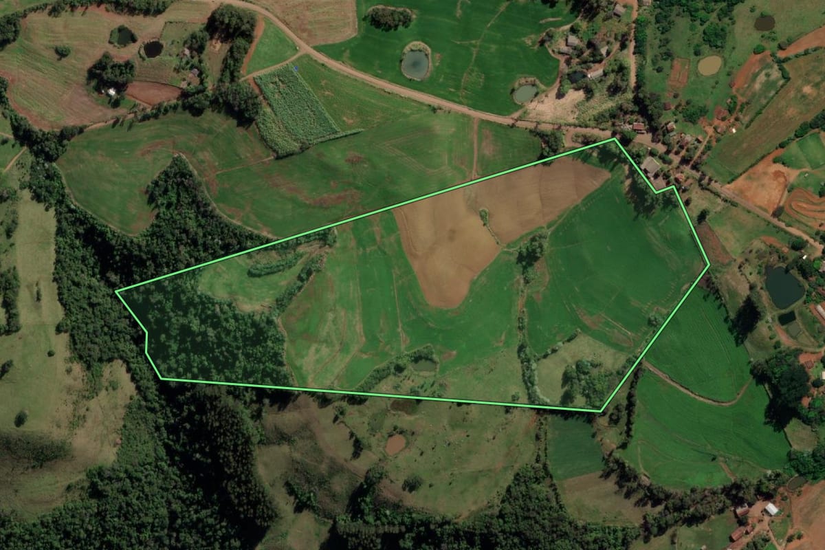 Imagem de satélite do imóvel rural em Caiçara (RS), com o contorno declarado no CAR desenhado por cima.