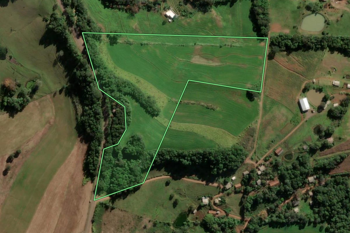 Imagem de satélite do imóvel rural em Caiçara (RS), com o contorno declarado no CAR desenhado por cima.