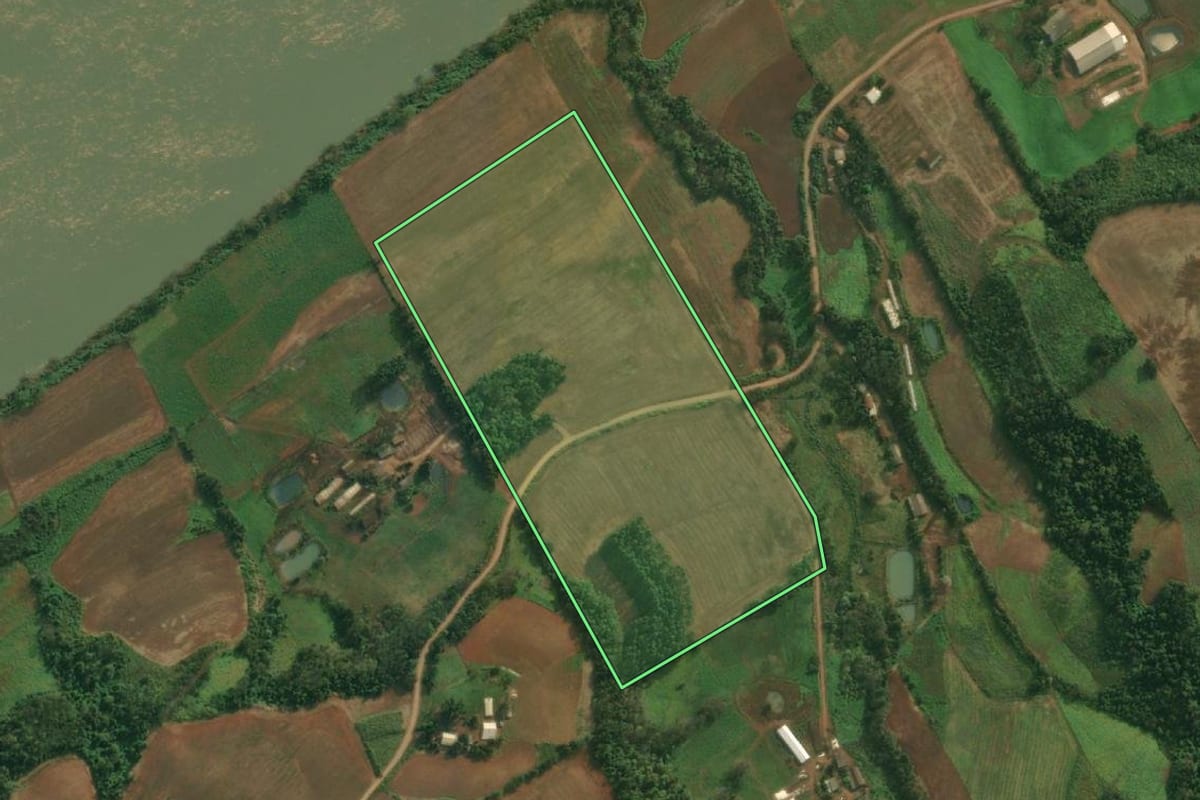 Imagem de satélite do imóvel rural em Caiçara (RS), com o contorno declarado no CAR desenhado por cima.