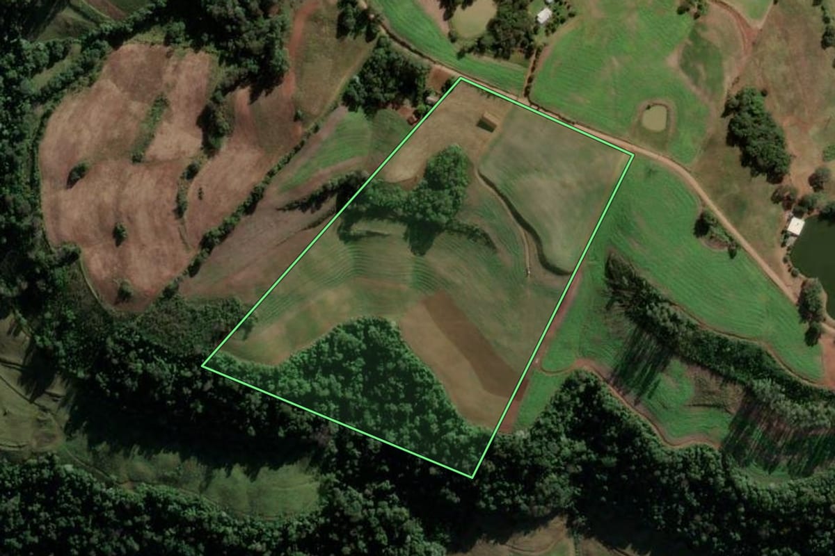 Imagem de satélite do imóvel rural em Caiçara (RS), com o contorno declarado no CAR desenhado por cima.