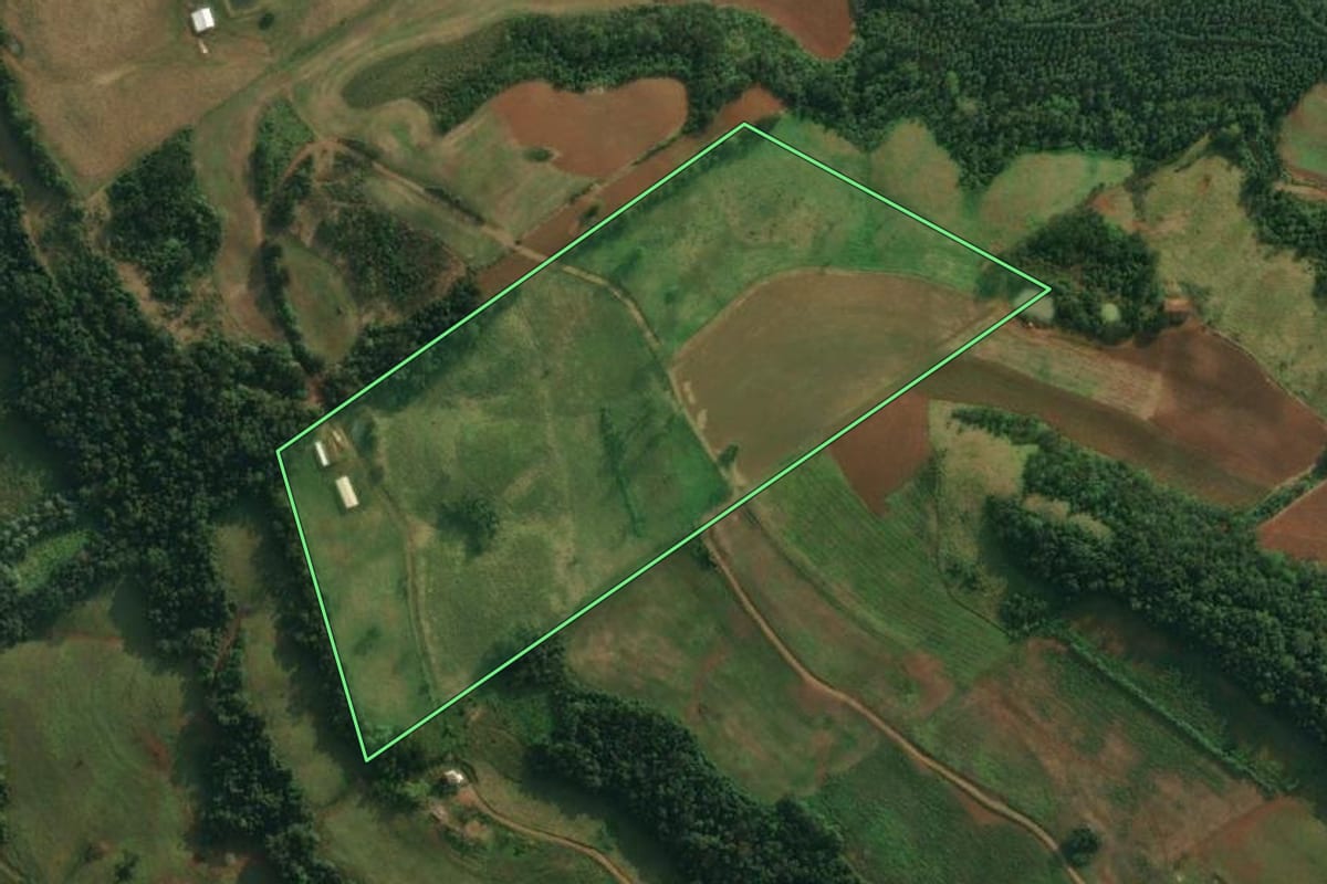 Imagem de satélite do imóvel rural em Caiçara (RS), com o contorno declarado no CAR desenhado por cima.