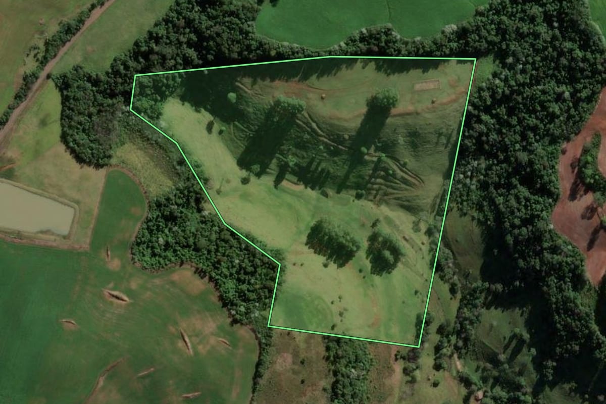 Imagem de satélite do imóvel rural em Caiçara (RS), com o contorno declarado no CAR desenhado por cima.