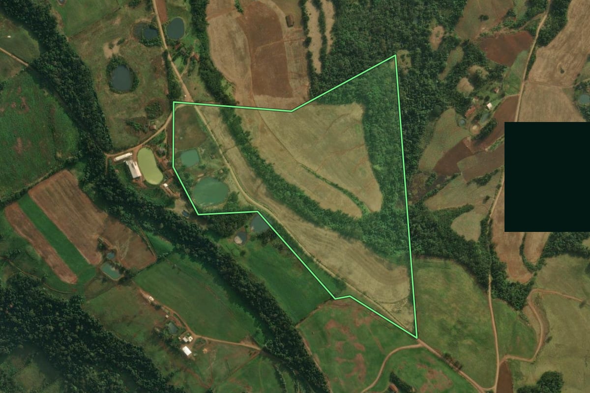 Imagem de satélite do imóvel rural em Caiçara (RS), com o contorno declarado no CAR desenhado por cima.