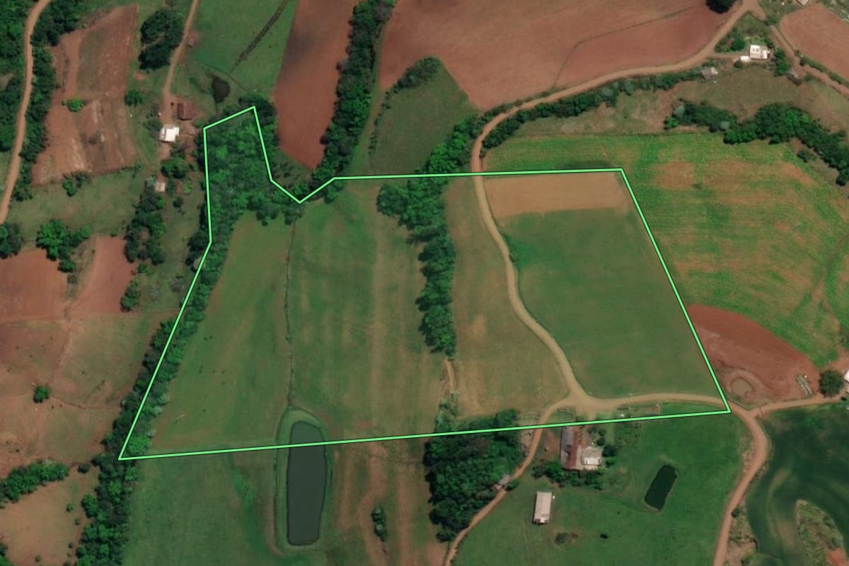 Imagem de satélite do imóvel rural em Caiçara (RS), com o contorno declarado no CAR desenhado por cima.