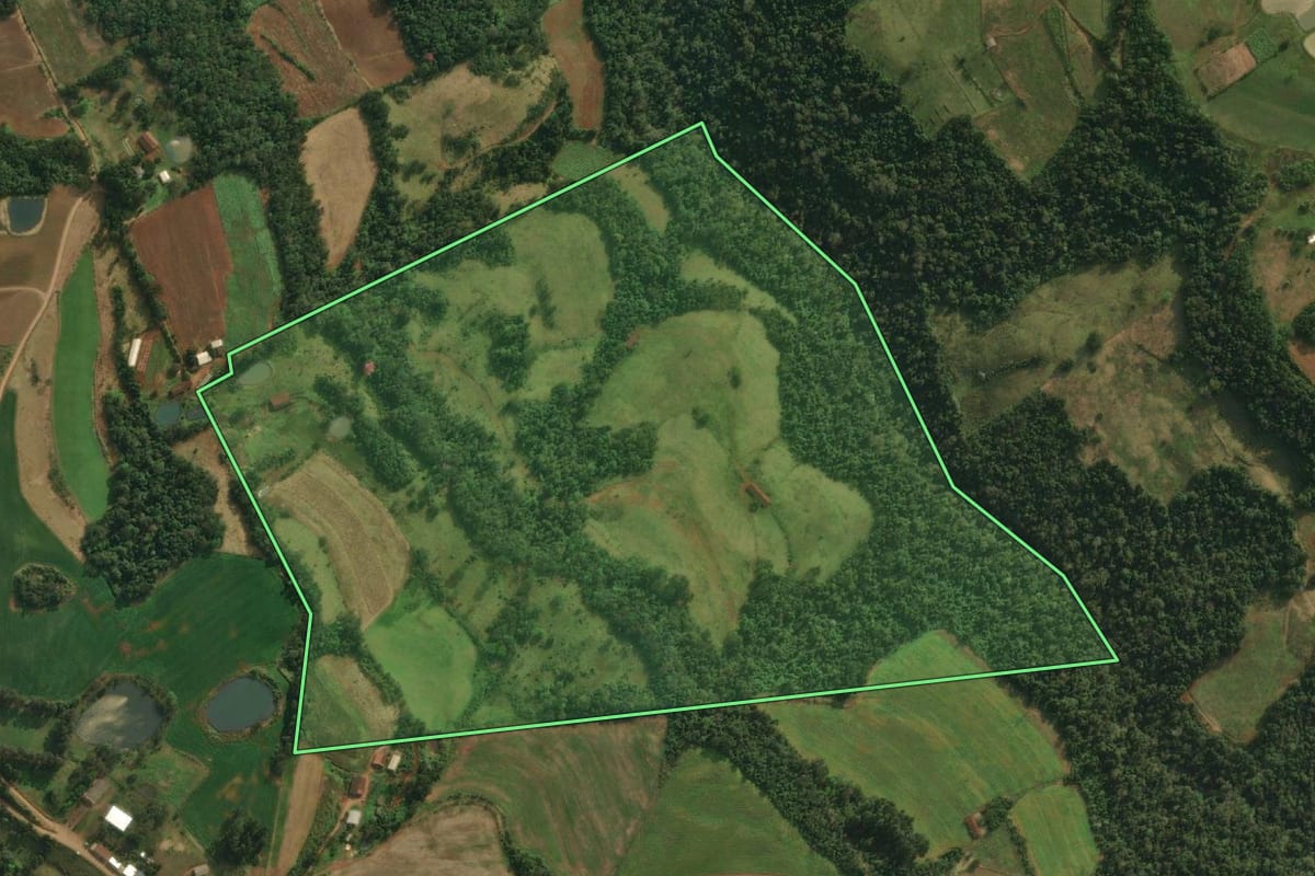 Imagem de satélite do imóvel rural em Caiçara (RS), com o contorno declarado no CAR desenhado por cima.