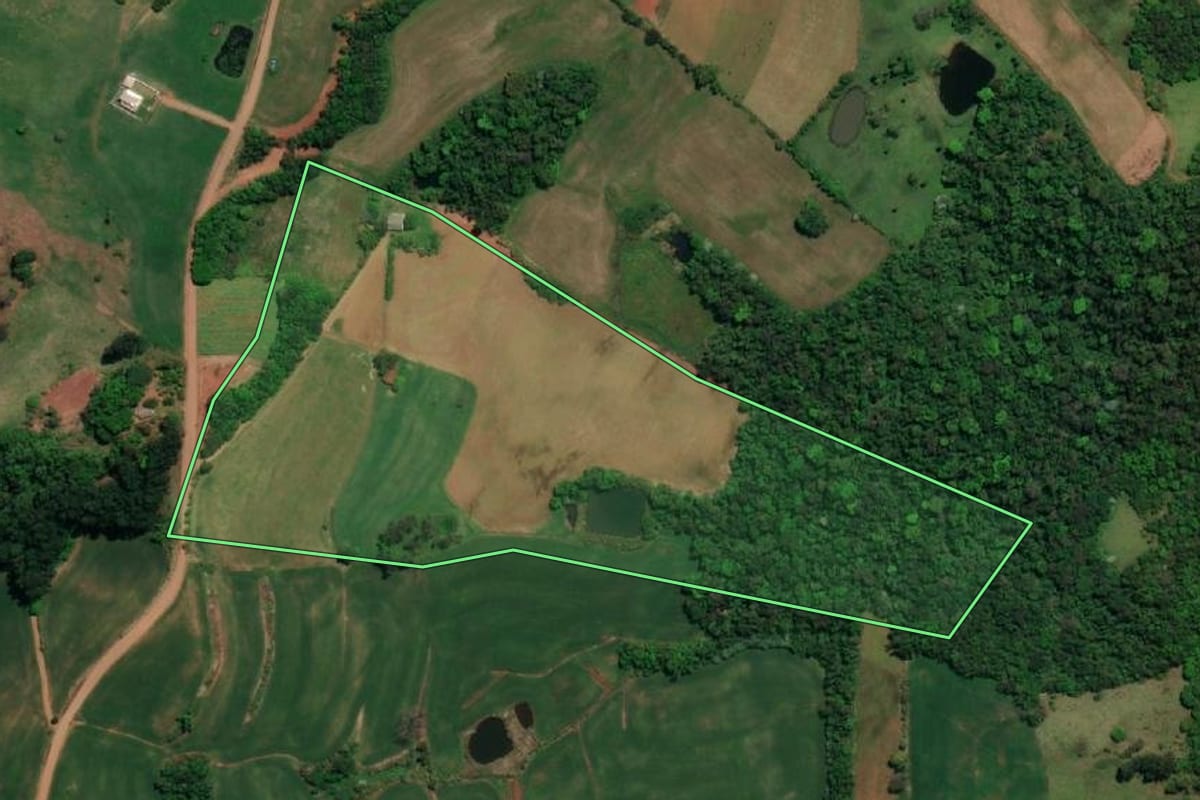 Imagem de satélite do imóvel rural em Caiçara (RS), com o contorno declarado no CAR desenhado por cima.