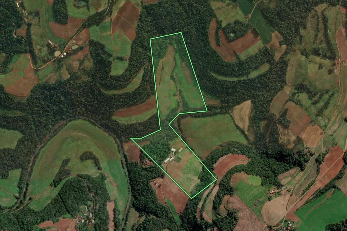 Imagem de satélite do imóvel rural em Caiçara (RS), com o contorno declarado no CAR desenhado por cima.