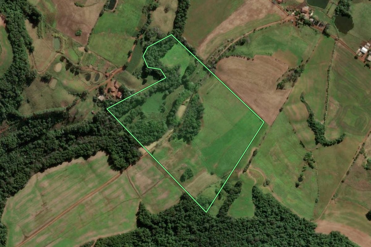 Imagem de satélite do imóvel rural em Caiçara (RS), com o contorno declarado no CAR desenhado por cima.