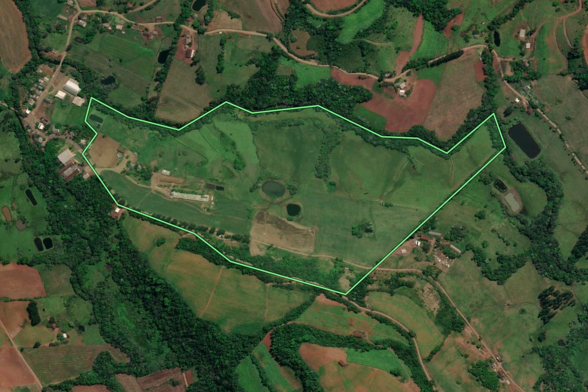 Imagem de satélite do imóvel rural em Caiçara (RS), com o contorno declarado no CAR desenhado por cima.