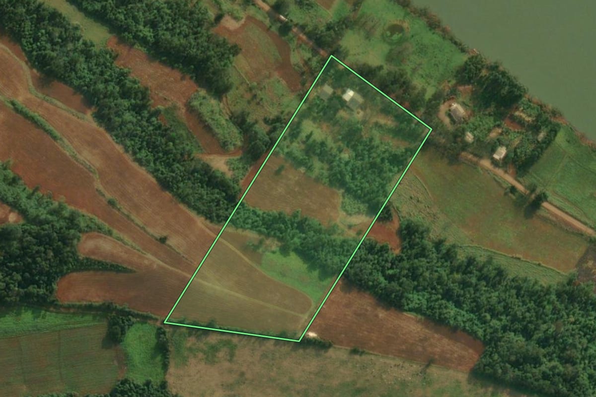 Imagem de satélite do imóvel rural em Caiçara (RS), com o contorno declarado no CAR desenhado por cima.