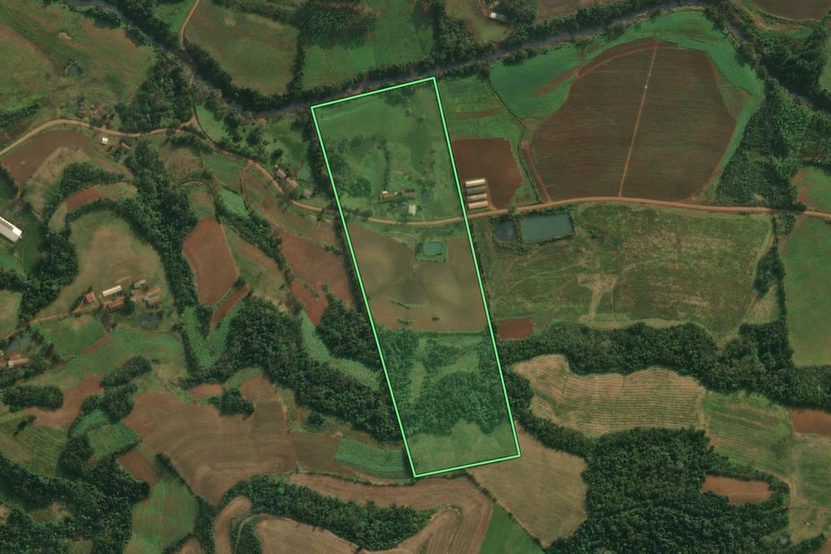 Imagem de satélite do imóvel rural em Caiçara (RS), com o contorno declarado no CAR desenhado por cima.