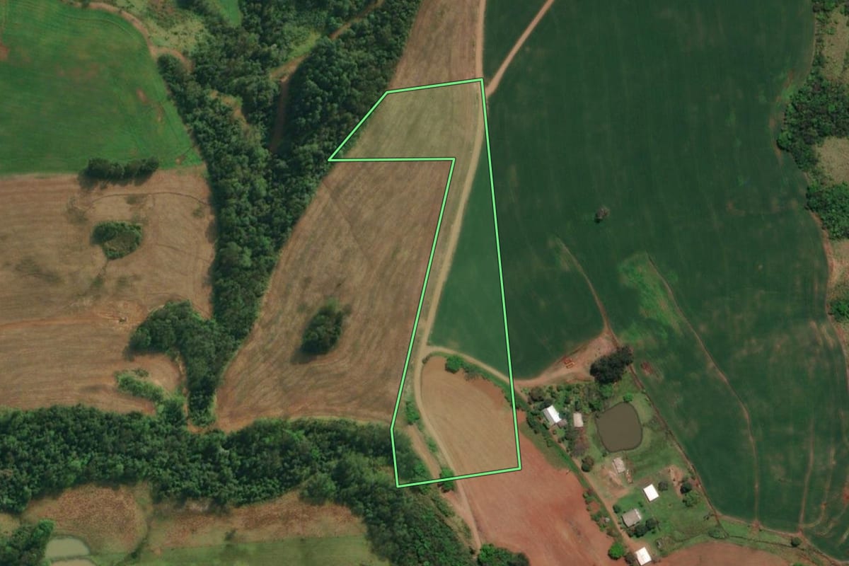 Imagem de satélite do imóvel rural em Caiçara (RS), com o contorno declarado no CAR desenhado por cima.