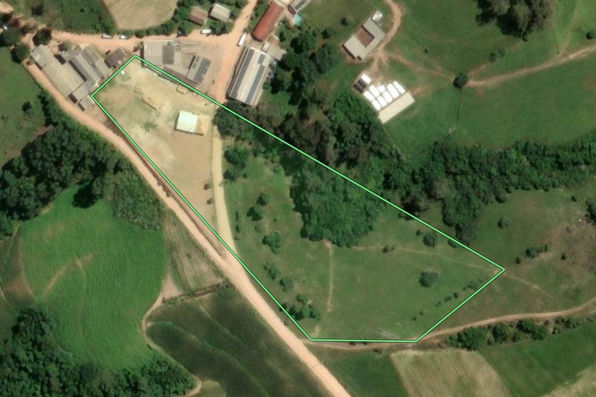 Imagem de satélite do imóvel rural em Camaquã (RS), com o contorno declarado no CAR desenhado por cima.