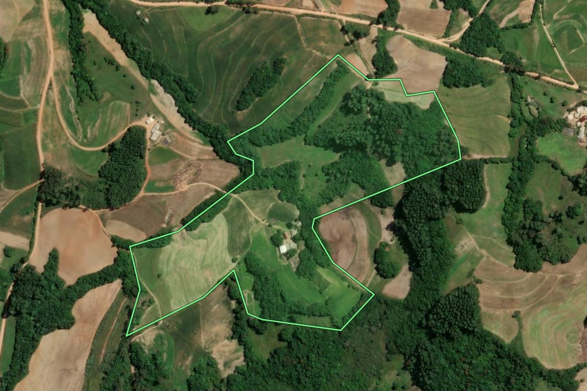 Imagem de satélite do imóvel rural em Camaquã (RS), com o contorno declarado no CAR desenhado por cima.