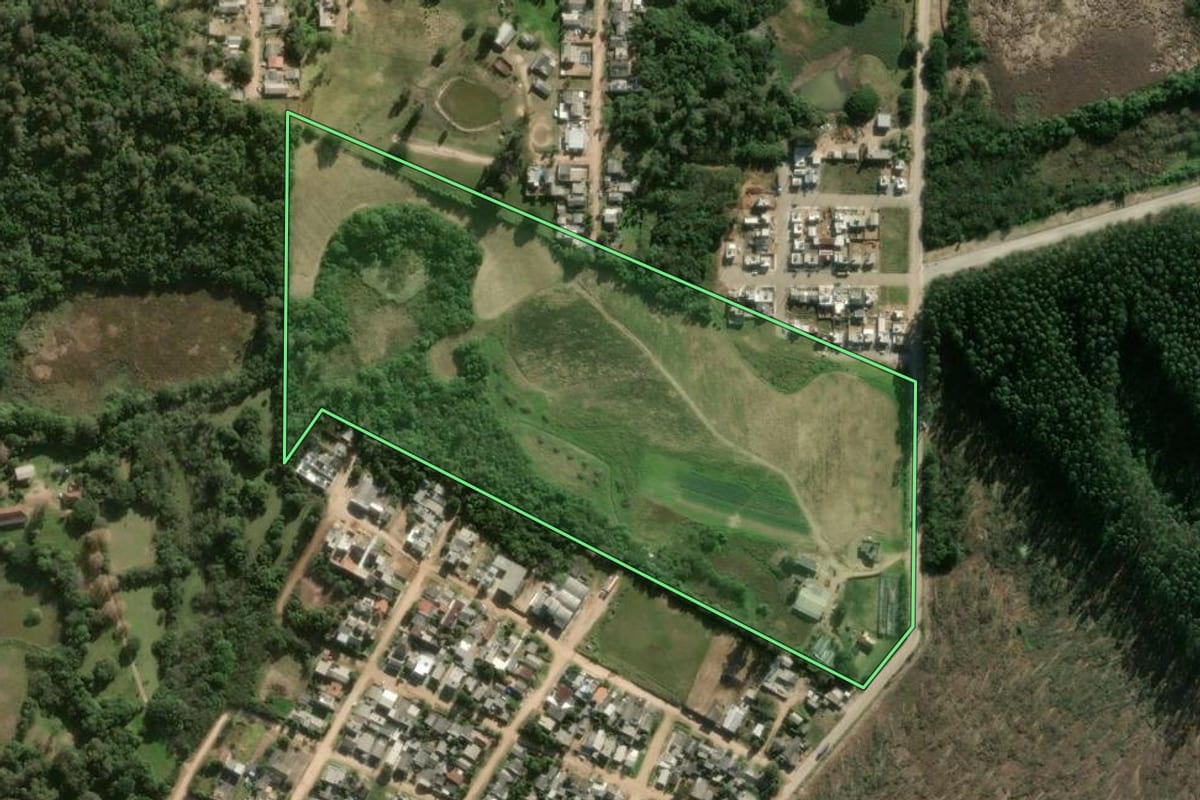 Imagem de satélite do imóvel rural em Camaquã (RS), com o contorno declarado no CAR desenhado por cima.