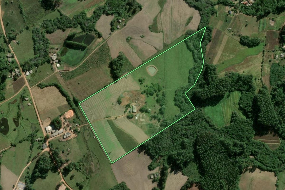 Imagem de satélite do imóvel rural em Camaquã (RS), com o contorno declarado no CAR desenhado por cima.