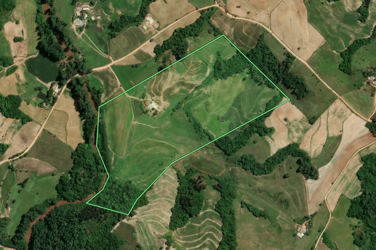 Imagem de satélite do imóvel rural em Camaquã (RS), com o contorno declarado no CAR desenhado por cima.