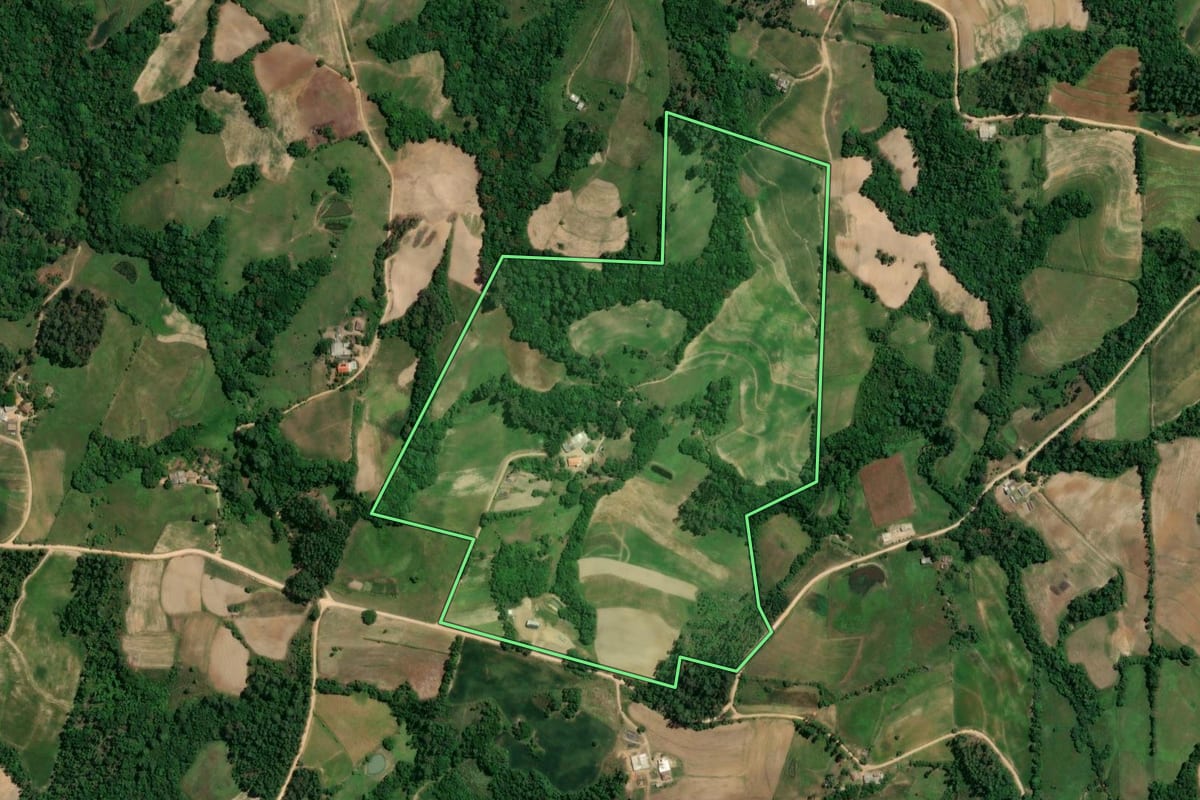 Imagem de satélite do imóvel rural em Camaquã (RS), com o contorno declarado no CAR desenhado por cima.
