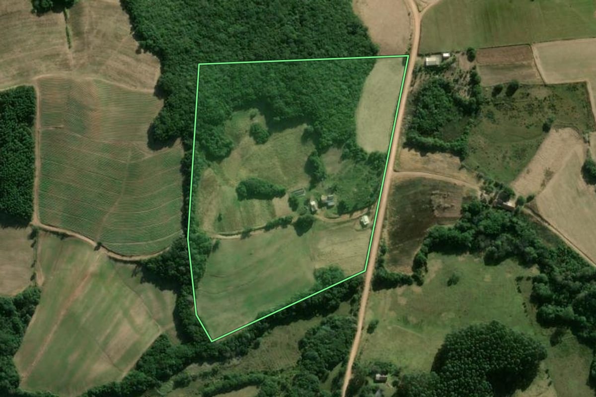 Imagem de satélite do imóvel rural em Camaquã (RS), com o contorno declarado no CAR desenhado por cima.