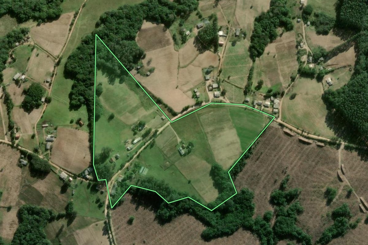 Imagem de satélite do imóvel rural em Camaquã (RS), com o contorno declarado no CAR desenhado por cima.