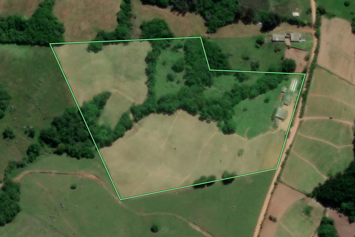 Imagem de satélite do imóvel rural em Camaquã (RS), com o contorno declarado no CAR desenhado por cima.