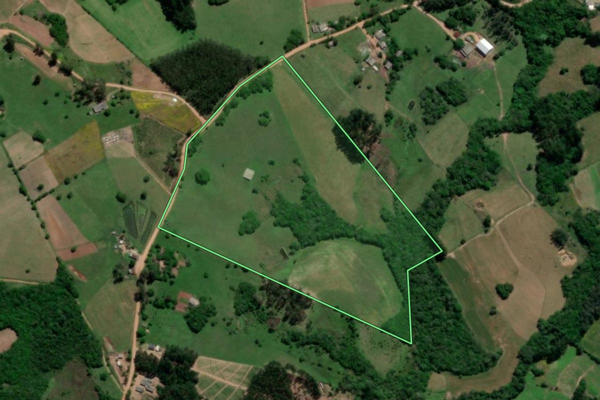 Imagem de satélite do imóvel rural em Camaquã (RS), com o contorno declarado no CAR desenhado por cima.