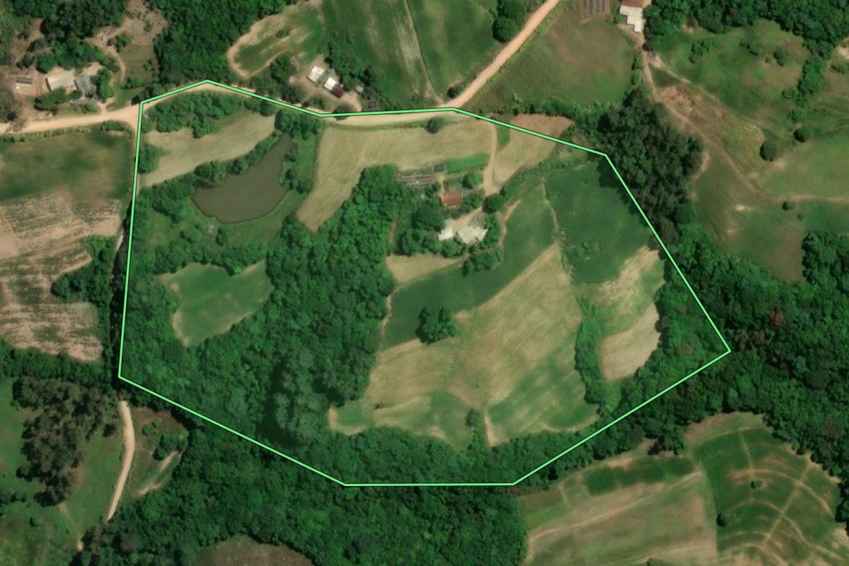 Imagem de satélite do imóvel rural em Camaquã (RS), com o contorno declarado no CAR desenhado por cima.