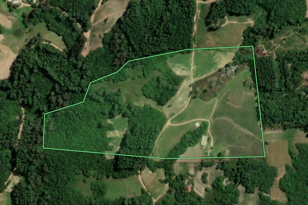 Imagem de satélite do imóvel rural em Camaquã (RS), com o contorno declarado no CAR desenhado por cima.