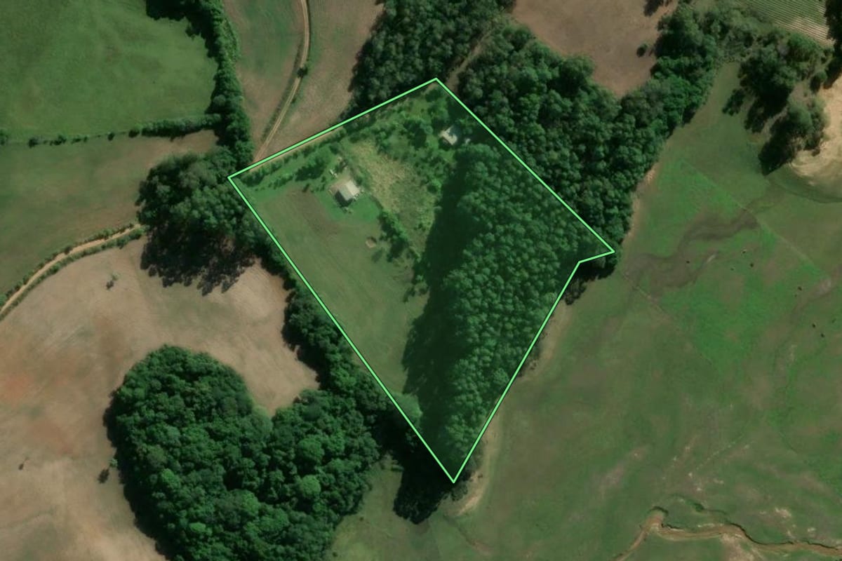 Imagem de satélite do imóvel rural em Camaquã (RS), com o contorno declarado no CAR desenhado por cima.