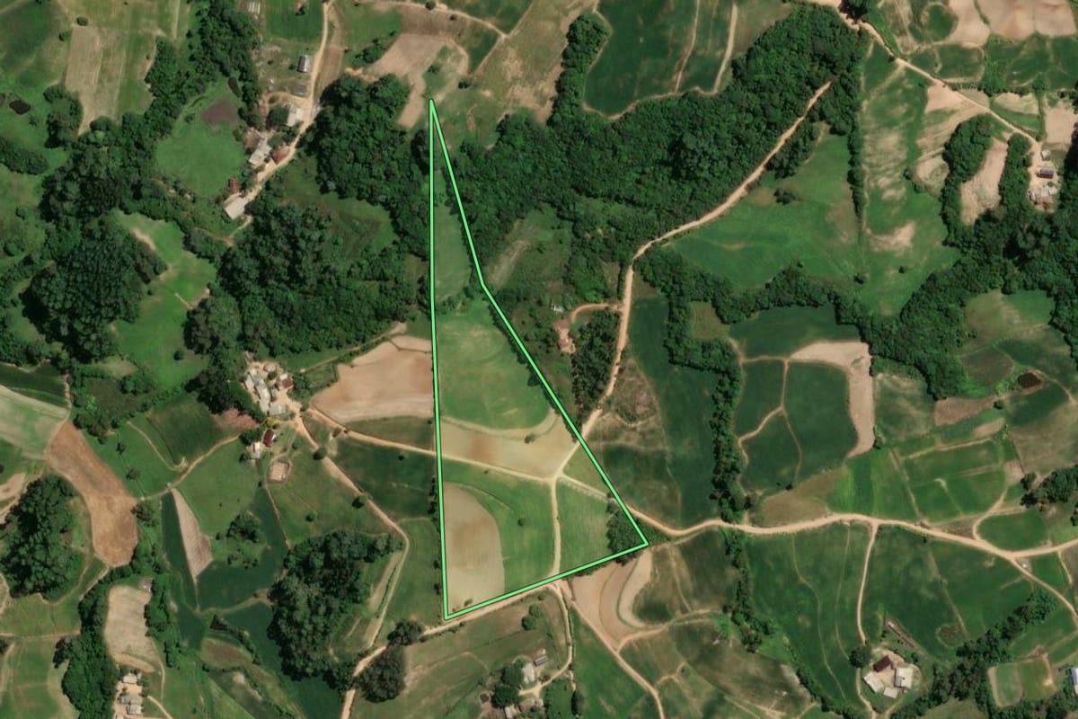 Imagem de satélite do imóvel rural em Camaquã (RS), com o contorno declarado no CAR desenhado por cima.