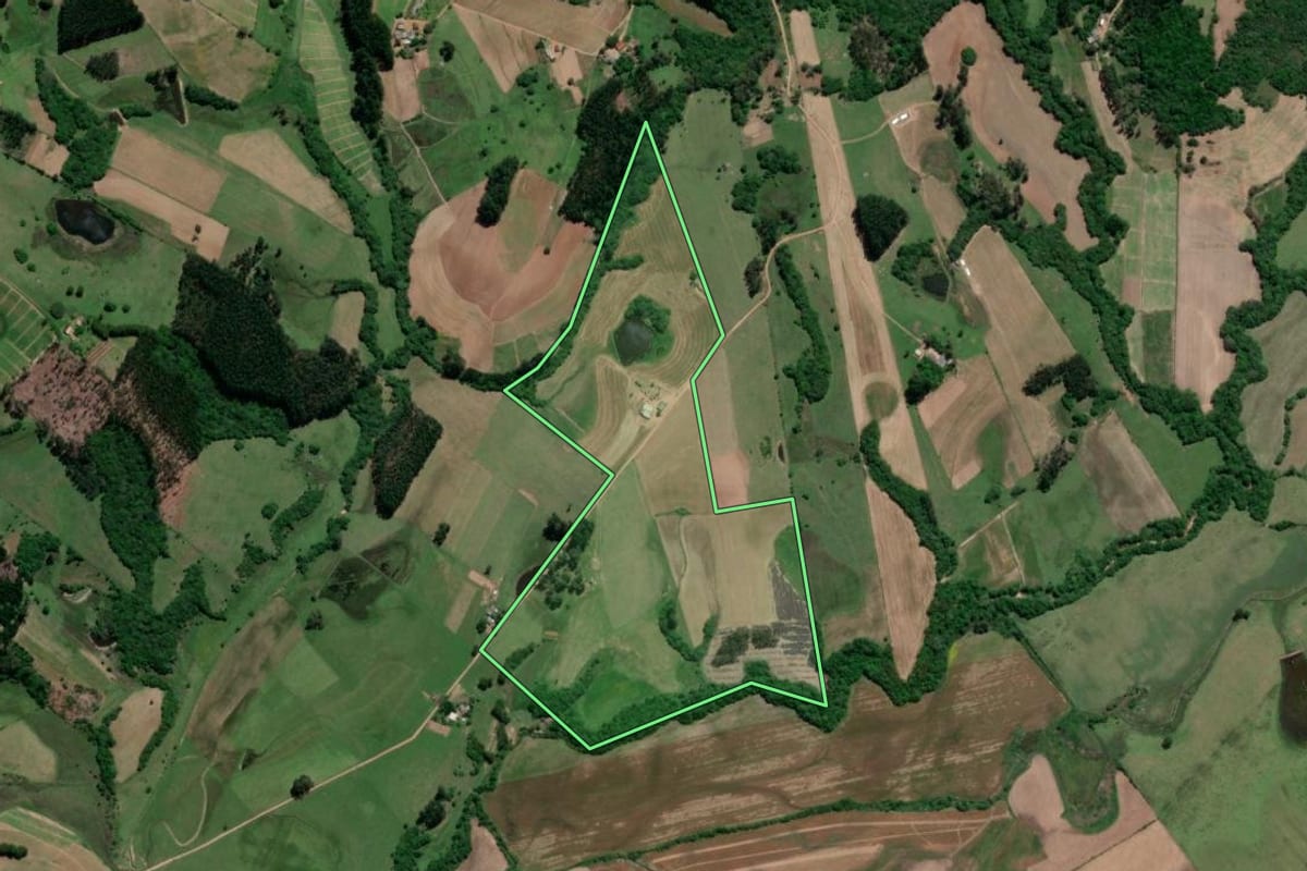 Imagem de satélite do imóvel rural em Camaquã (RS), com o contorno declarado no CAR desenhado por cima.