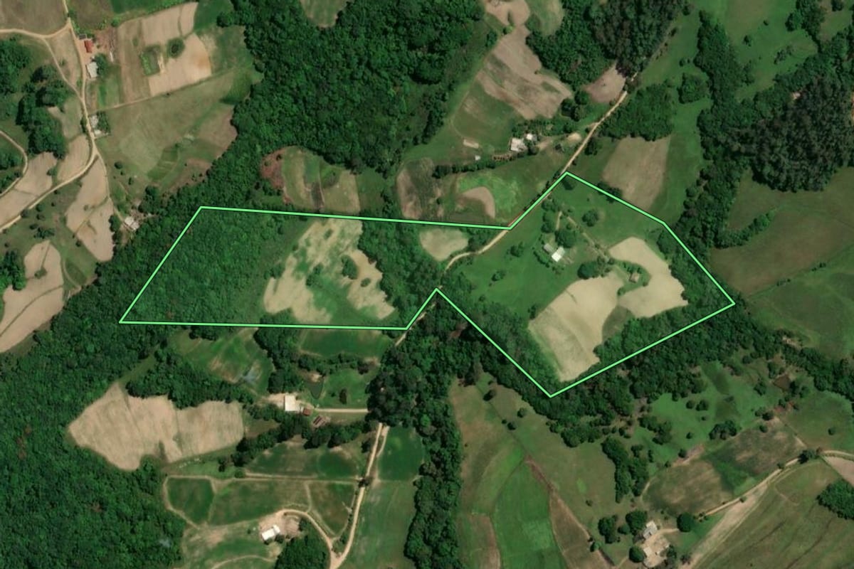 Imagem de satélite do imóvel rural em Camaquã (RS), com o contorno declarado no CAR desenhado por cima.