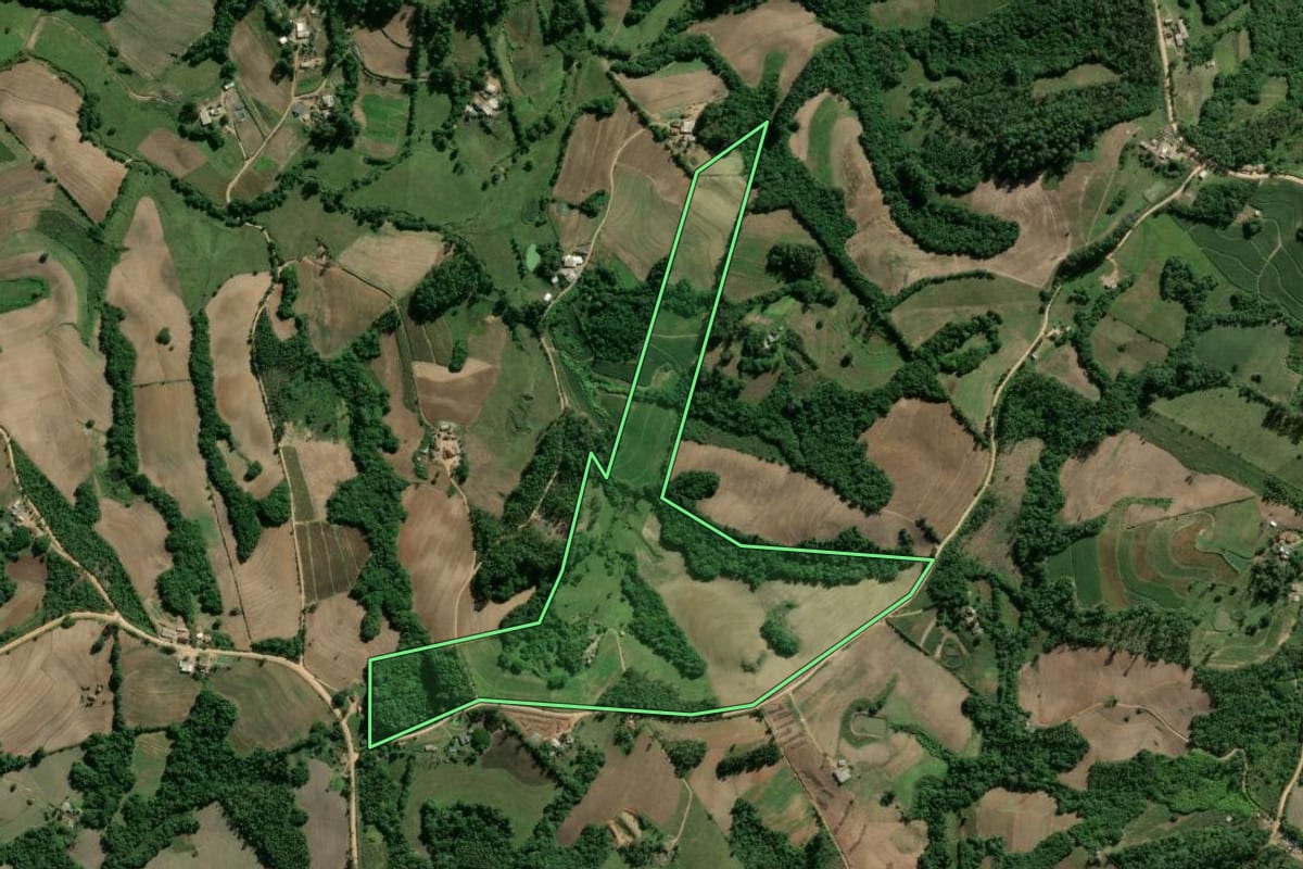 Imagem de satélite do imóvel rural em Camaquã (RS), com o contorno declarado no CAR desenhado por cima.