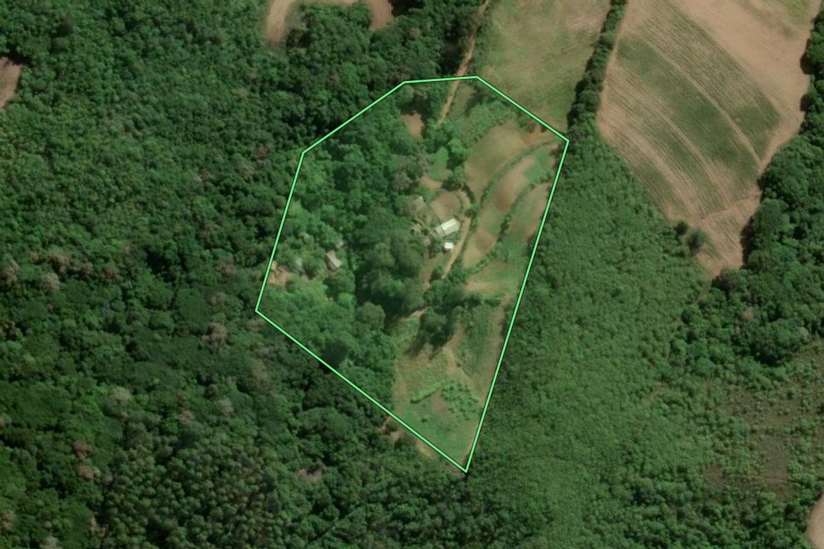 Imagem de satélite do imóvel rural em Camaquã (RS), com o contorno declarado no CAR desenhado por cima.