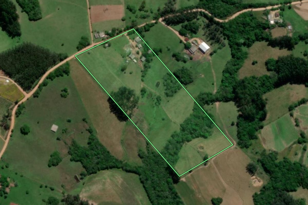 Imagem de satélite do imóvel rural em Camaquã (RS), com o contorno declarado no CAR desenhado por cima.