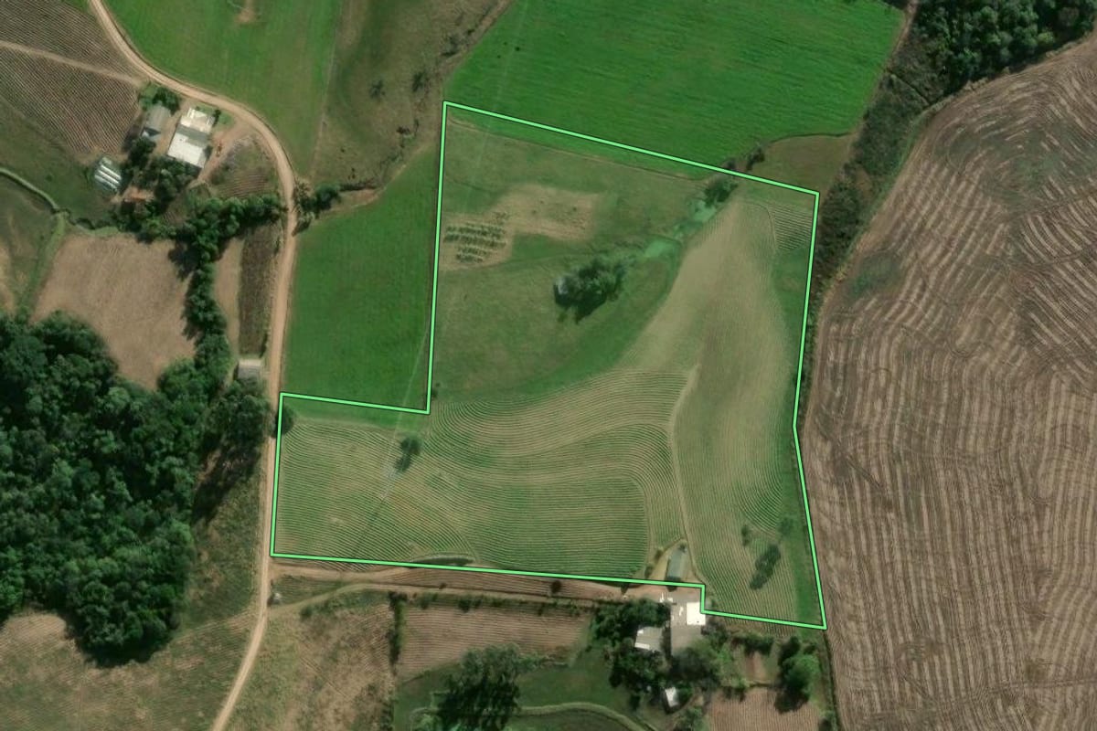 Imagem de satélite do imóvel rural em Camaquã (RS), com o contorno declarado no CAR desenhado por cima.