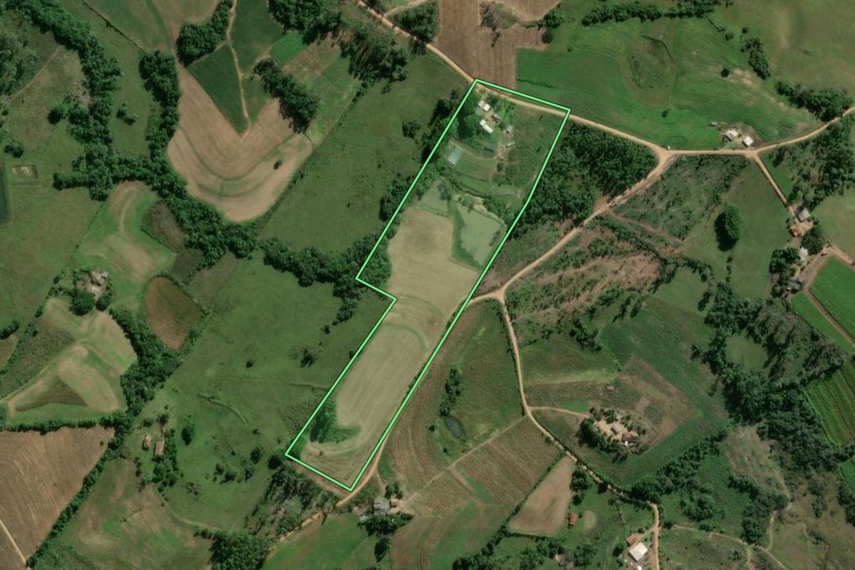 Imagem de satélite do imóvel rural em Camaquã (RS), com o contorno declarado no CAR desenhado por cima.
